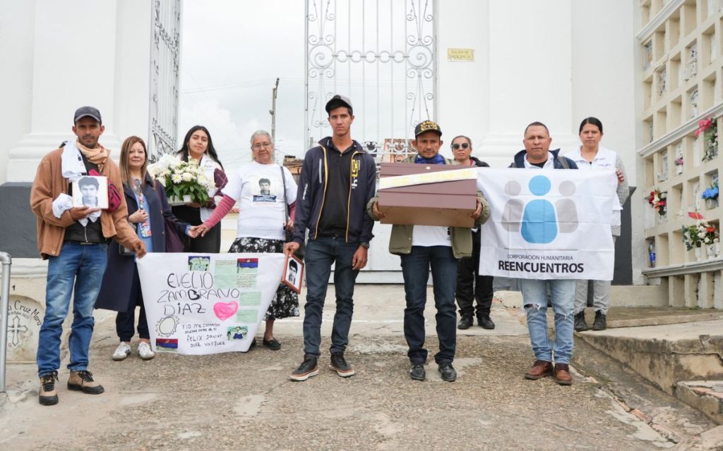 Carmen, la mayor de 11 hermanos, es la única que recuerda la lluvia y la quebrada, cada vez más crecida, del día en que nació Evelio. Cierra los ojos, abraza la fotografía de su hermano y recuerda a su madre embarazada en La Cristalina, en las montañas de Arauca. 