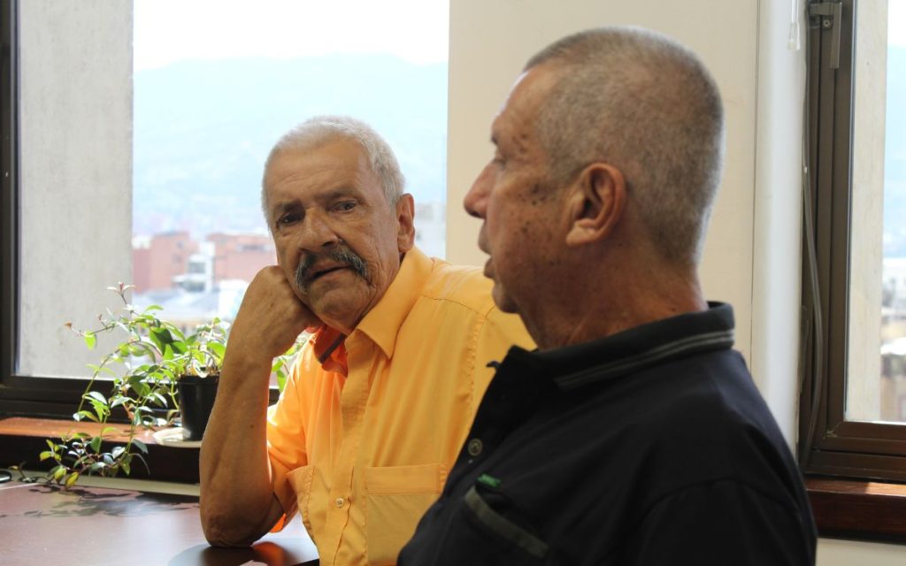Eugenio Arismendis se dedicó durante 30 años a buscar a su hermano Alberto entre las calles de Medellín, denunciando su desaparición ante las autoridades y poniendo cuñas radiales en emisoras de esa ciudad. Su vínculo, forjado en las montañas del oriente de Caldas, se vio interrumpido cuando en la década de los ochenta ambos debieron abandonar Norcasia, un municipio de Caldas, debido al conflicto armado que arreciaba en la zona.