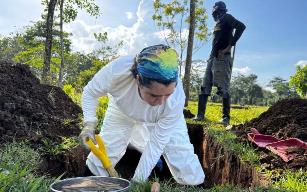 En el marco del Plan Regional de Búsqueda del Bajo Atrato, la Unidad de Búsqueda de Personas Dadas por Desaparecidas (UBPD) realizó su tercera intervención humanitaria en la Cuenca del Río Salaquí, ubicada en el municipio de Riosucio, en el Chocó, dentro del territorio del Consejo Comunitario que lleva el mismo nombre. Esta misión hace parte de un proceso sostenido que ha desarrollado la entidad en coordinación con las autoridades étnico-territoriales y los líderes del sector desde el inicio de las actuaciones de la UBPD en esta población.