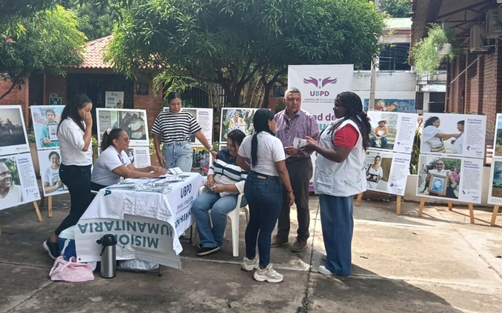 A miles de familias en Colombia el conflicto armado les arrebató a sus seres queridos sin explicaciones, sin despedidas y sin rastros que indicaran dónde buscarlos. Josefina aprendió a convivir con el silencio mucho antes de comprenderlo. Desde el día en que su esposo desapareció, la montaña se hizo más grande, el frío más profundo y la parcela más sola. 
