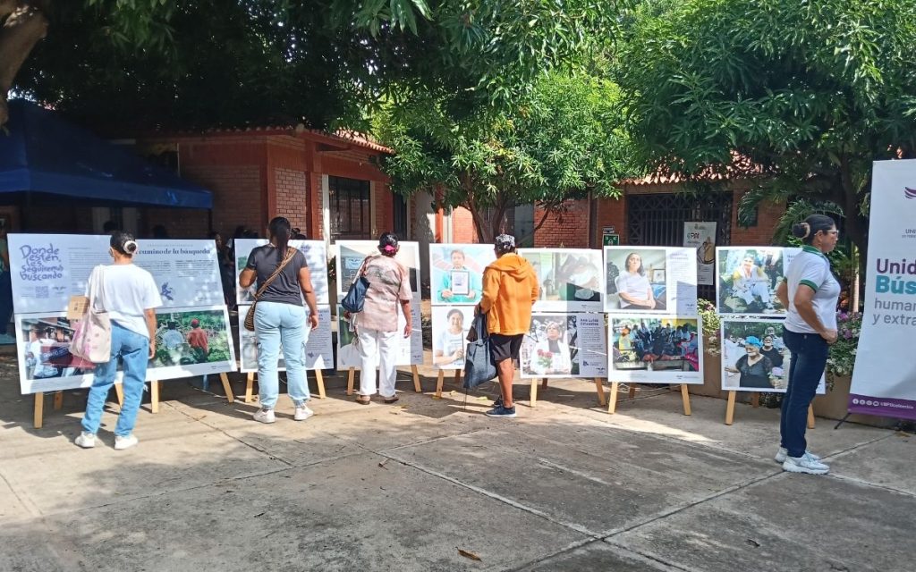 A miles de familias en Colombia el conflicto armado les arrebató a sus seres queridos sin explicaciones, sin despedidas y sin rastros que indicaran dónde buscarlos. Josefina aprendió a convivir con el silencio mucho antes de comprenderlo. Desde el día en que su esposo desapareció, la montaña se hizo más grande, el frío más profundo y la parcela más sola. 