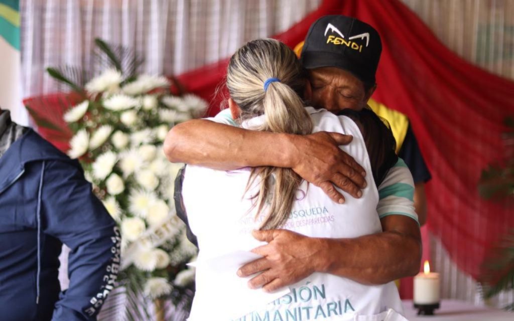 Detrás de cada expediente de la Unidad de Búsqueda de Personas dadas por Desaparecidas (UBPD) hay una historia, un relato, un nombre y una familia que espera respuestas. Sin embargo, procesar manualmente las historias de más de 136.000 personas registradas como desaparecidas por el conflicto armado es una tarea titánica que, con métodos tradicionales, tardaría décadas.