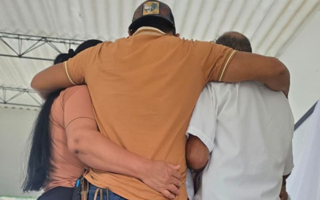 En un acto de profunda solemnidad y respeto, el municipio de Mesetas, en el Meta, fue testigo de la entrega digna del cuerpo de una persona a su familia llanera cuya vida estuvo marcada por las dinámicas del conflicto armado que la llevo a separarse hace más de dos décadas.