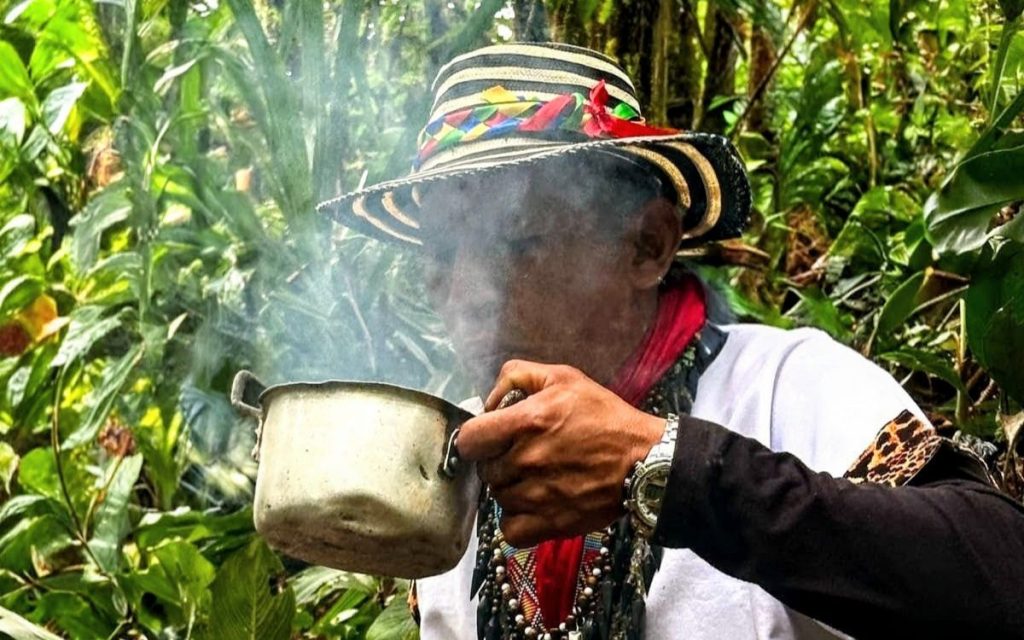 En medio del canto de las 'Chicharras', de la humedad y de la lluvia que acompañan las acciones humanitarias de prospección y recuperación de personas dadas por desaparecidas que realiza la Unidad de Búsqueda de Personas dadas por Desaparecidas (UBPD) en el resguardo indígena Awá El Sande, del municipio nariñense de Santacruz de Guachavés, el médico tradicional Manolo Nastacuás sana con su soplido este lugar sagrado.