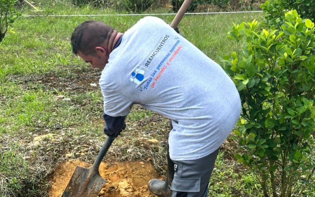 En medio del canto de las 'Chicharras', de la humedad y de la lluvia que acompañan las acciones humanitarias de prospección y recuperación de personas dadas por desaparecidas que realiza la Unidad de Búsqueda de Personas dadas por Desaparecidas (UBPD) en el resguardo indígena Awá El Sande, del municipio nariñense de Santacruz de Guachavés, el médico tradicional Manolo Nastacuás sana con su soplido este lugar sagrado.