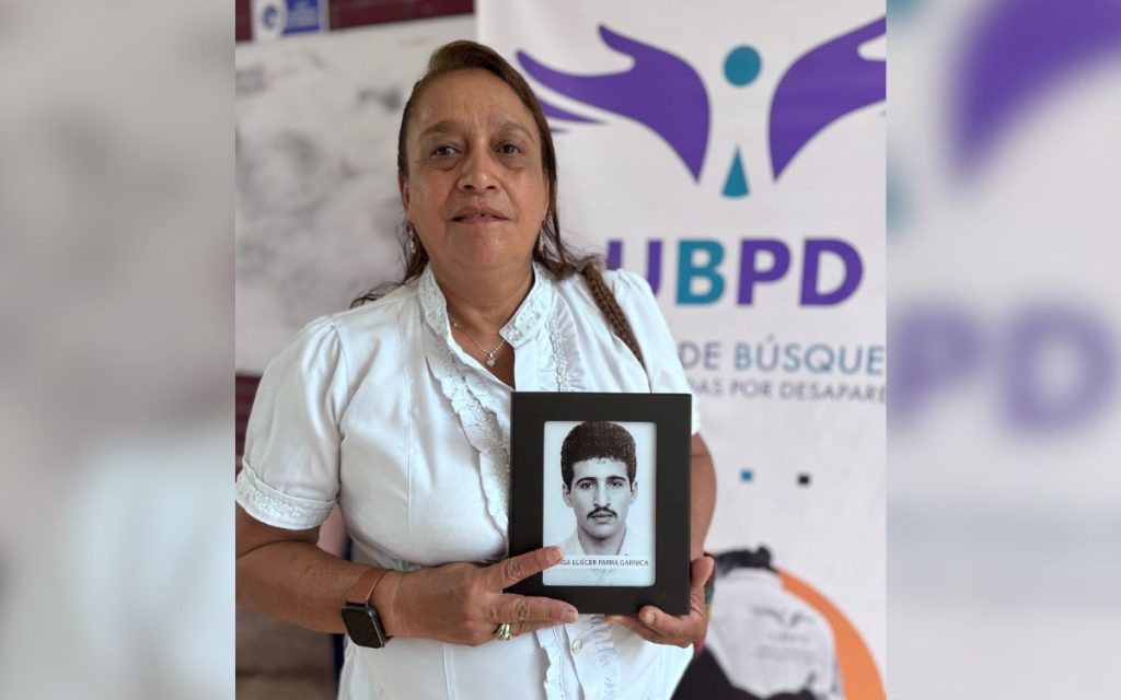 En 2001, Jorge Parra Garnica almorzó su comida favorita en Bucaramanga, se despidió de su compañera sentimental y de su pequeña hija. Luego subió al camión que conducía con rumbo a San Vicente de Chucurí. Lo que debía ser un viaje de rutina por las carreteras de Santander se transformó en una dolorosa ausencia que se prolongó por más de dos décadas. En aquel entonces, Karen, su hija, era apenas una bebé que creció con la incógnita de su paradero, mientras su compañera de vida se quedó con el recuerdo de ese último día lleno de planes.