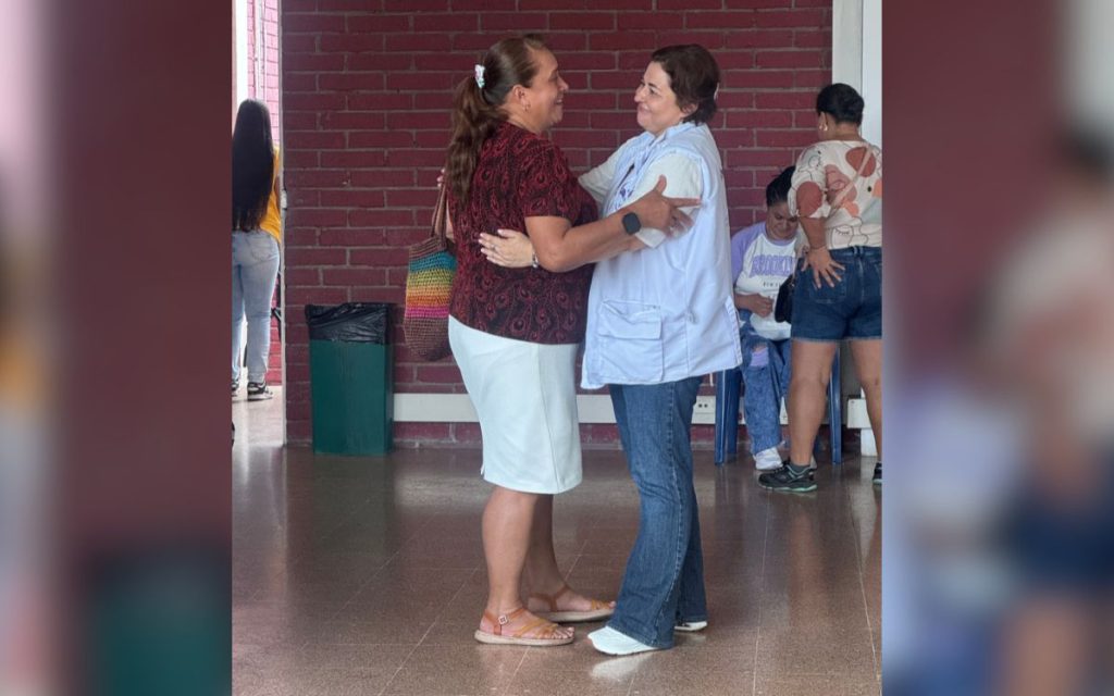 En 2001, Jorge Parra Garnica almorzó su comida favorita en Bucaramanga, se despidió de su compañera sentimental y de su pequeña hija. Luego subió al camión que conducía con rumbo a San Vicente de Chucurí. Lo que debía ser un viaje de rutina por las carreteras de Santander se transformó en una dolorosa ausencia que se prolongó por más de dos décadas. En aquel entonces, Karen, su hija, era apenas una bebé que creció con la incógnita de su paradero, mientras su compañera de vida se quedó con el recuerdo de ese último día lleno de planes.