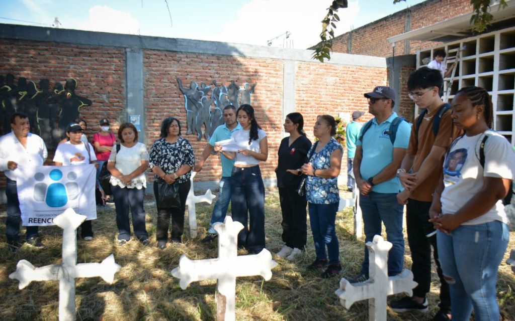 El pasado 21 y 22 de abril, la Unidad de Búsqueda de Personas dadas por Desaparecidas (UBPD) y el Instituto Nacional de Medicina Legal y Ciencias Forenses (INMLCF) inhumaron 26 cuerpos de personas no identificadas. Tras ser recuperados de sepulturas en tierra, estos cuerpos reposan ahora en un lugar digno a la espera de recuperar su identidad y reencontrarse con sus familias.