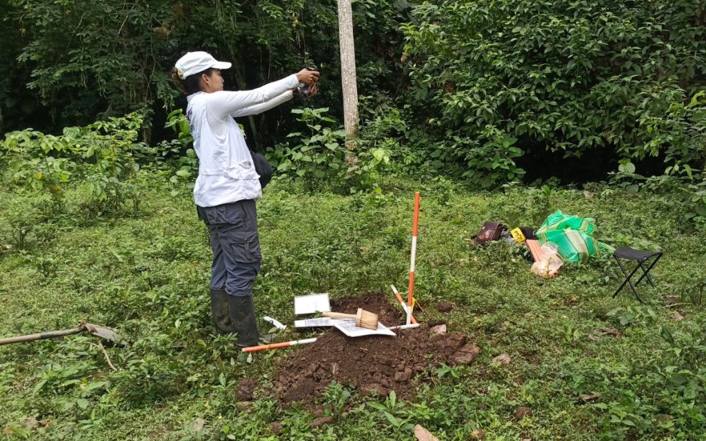 Nuevamente, una vereda del corregimiento de San José de Apartadó, en Antioquia, es testigo de la recuperación del cuerpo de una persona que estaba desaparecida gracias al trabajo de la Unidad de Búsqueda de Personas dadas por Desaparecidas (UBPD). Se trata de un hecho de desaparición en medio de las hostilidades que, de acuerdo con la investigación humanitaria, habría ocurrido en el 2000 en la vereda La Resbalosa. El cuerpo recuperado cuenta con una identidad orientada y es esperado con anhelo por sus familiares. 
