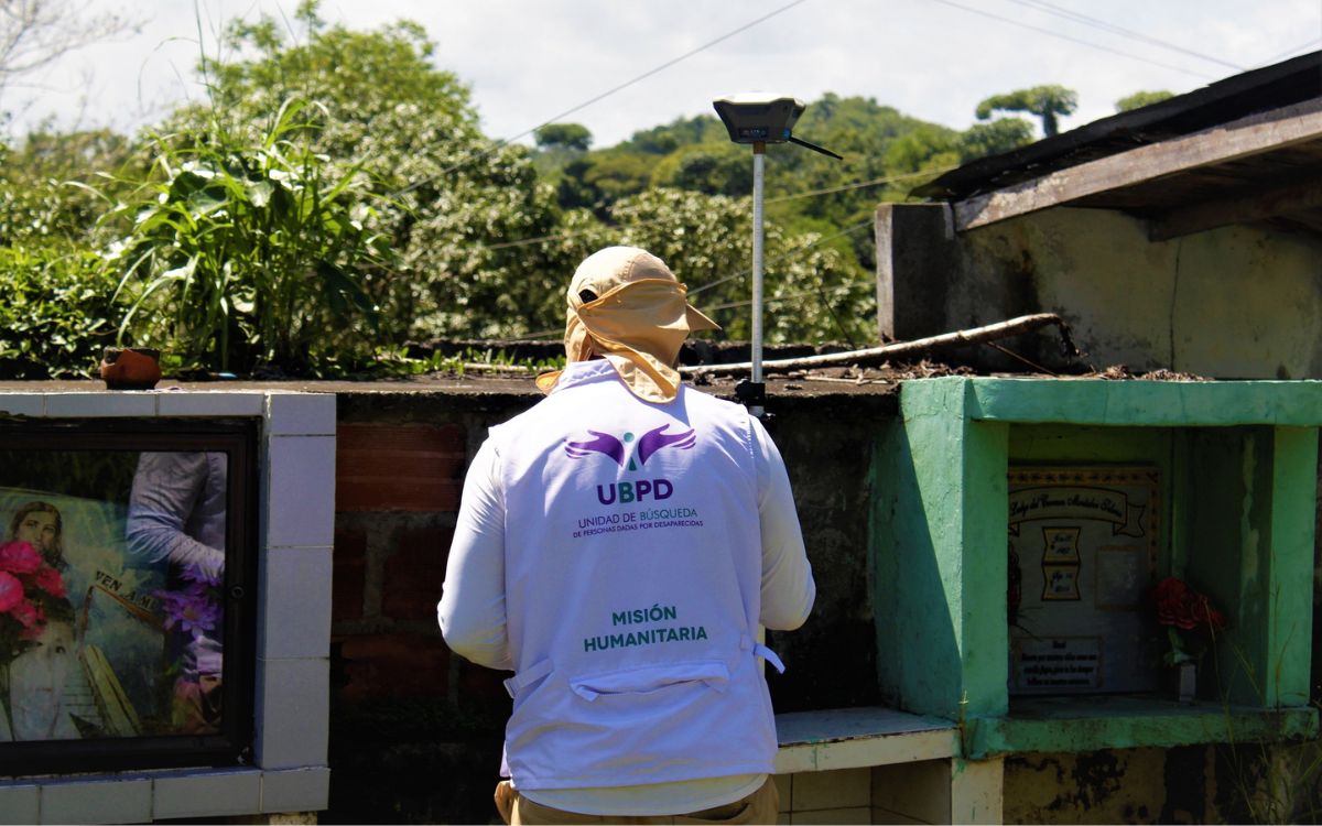 Hasta el próximo 6 de julio, la Unidad de Búsqueda de Personas dadas por Desaparecidas (UBPD) desarrollará la primera fase de intervención forense al cementerio municipal de Cáceres, en Antioquia. La acción humanitaria comprende el abordaje de dos  áreas de interés forense en tierra, ubicadas en la zona de sepulturas, donde la entidad espera recuperar cuerpos de personas desaparecidas en medio del conflicto armado. 