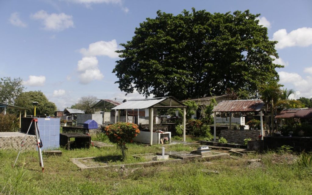 Hasta el próximo 6 de julio, la Unidad de Búsqueda de Personas dadas por Desaparecidas (UBPD) desarrollará la primera fase de intervención forense al cementerio municipal de Cáceres, en Antioquia. La acción humanitaria comprende el abordaje de dos  áreas de interés forense en tierra, ubicadas en la zona de sepulturas, donde la entidad espera recuperar cuerpos de personas desaparecidas en medio del conflicto armado. 
