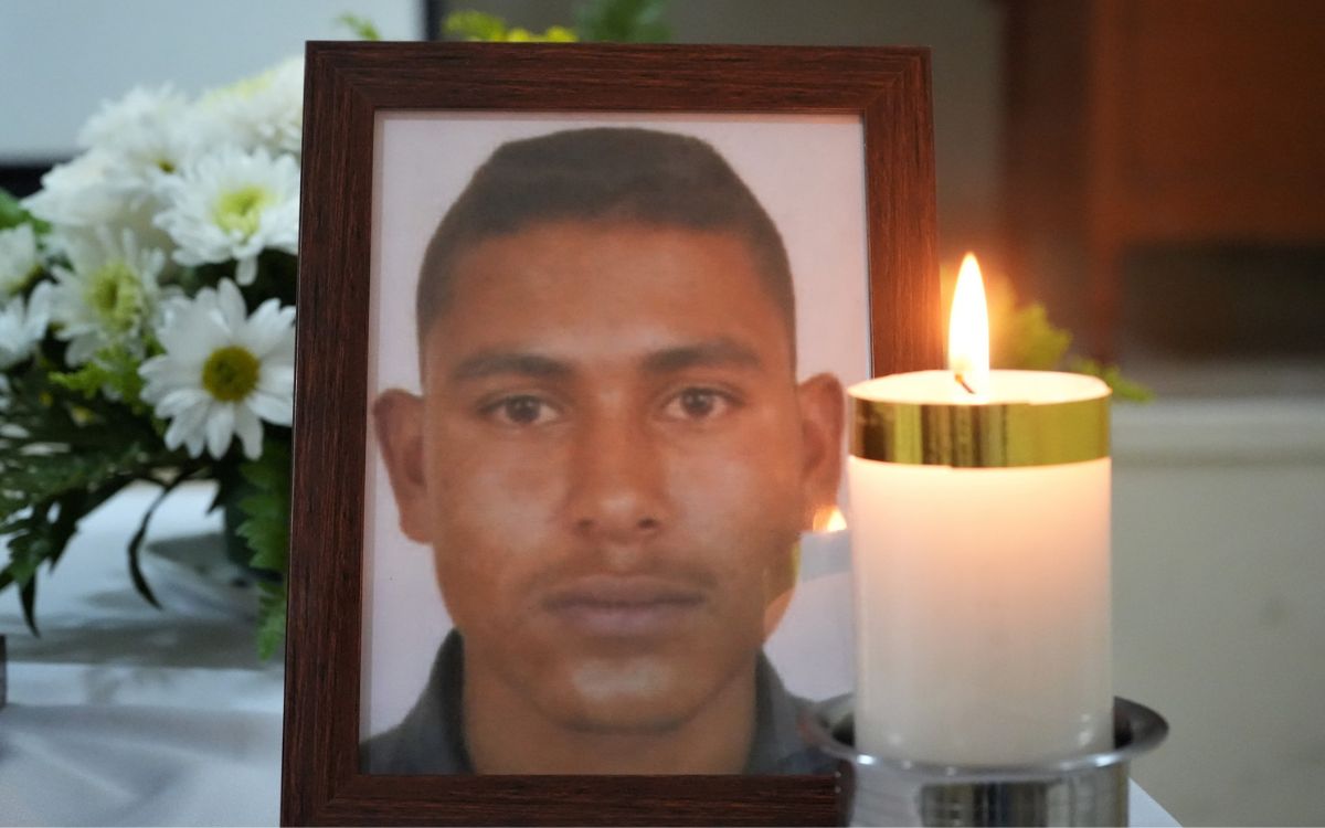Cuando la hermana de Gustavo Adolfo Villegas Jaramillo vio su fotografía en un anuncio emitido por el canal Teleantioquia, sintió que el tiempo se detenía. Llevaba 17 años buscándolo, recorriendo caminos peligrosos, atravesando veredas y municipios enteros para preguntar por su paradero, aferrada a la esperanza de encontrar alguna señal de vida. Por eso, ver de nuevo el rostro de su hermano en televisión la dejó paralizada. No sabía qué hacer, a quién llamar ni cómo enfrentar la noticia. En medio del impacto, solo podía pensar en su madre y en cómo reaccionaría al saber que Gustavo finalmente había sido encontrado, pero no con vida. 