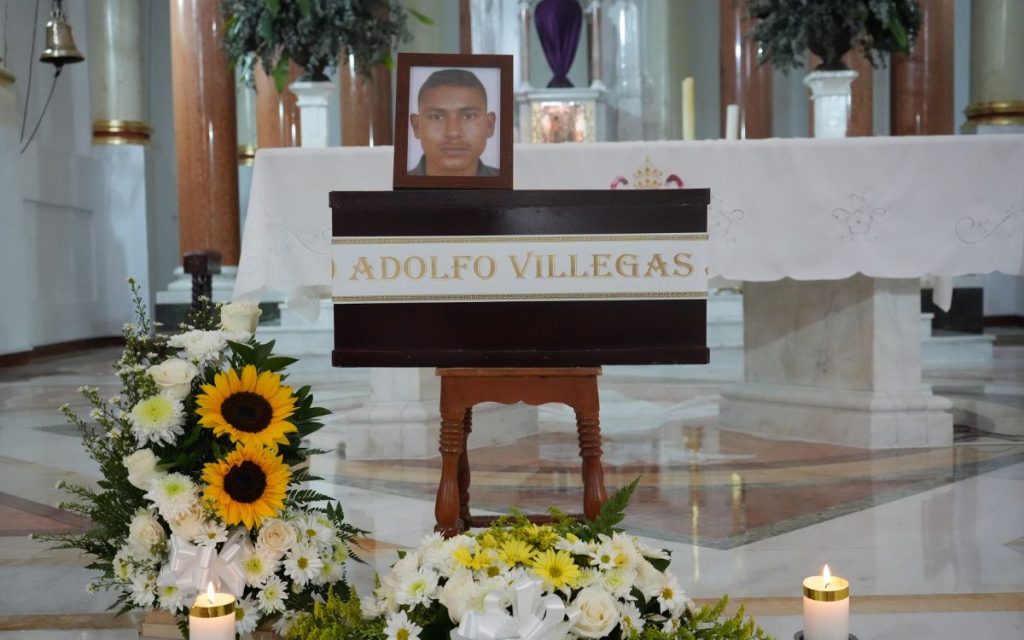 Cuando la hermana de Gustavo Adolfo Villegas Jaramillo vio su fotografía en un anuncio emitido por el canal Teleantioquia, sintió que el tiempo se detenía. Llevaba 17 años buscándolo, recorriendo caminos peligrosos, atravesando veredas y municipios enteros para preguntar por su paradero, aferrada a la esperanza de encontrar alguna señal de vida. Por eso, ver de nuevo el rostro de su hermano en televisión la dejó paralizada. No sabía qué hacer, a quién llamar ni cómo enfrentar la noticia. En medio del impacto, solo podía pensar en su madre y en cómo reaccionaría al saber que Gustavo finalmente había sido encontrado, pero no con vida.
