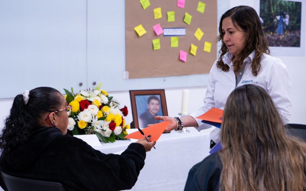 La historia de Mauricio González Bonilla refleja cómo la búsqueda humanitaria puede devolver respuestas después de años de incertidumbre. Desaparecido en 2008 y encontrado días después en aguas del río Magdalena como cuerpo no identificado, su identidad fue restablecida gracias al trabajo de la Unidad de Búsqueda de Personas dadas por Desaparecidas (UBPD), la Jurisdicción Especial para la Paz (JEP) y el Instituto Nacional de Medicina Legal. La entrega digna a su familia en Bogotá no solo cerró una larga espera, sino que también resignificó una historia marcada por uno de los escenarios más dolorosos del conflicto armado: los ríos utilizados para ocultar a las víctimas de la desaparición.