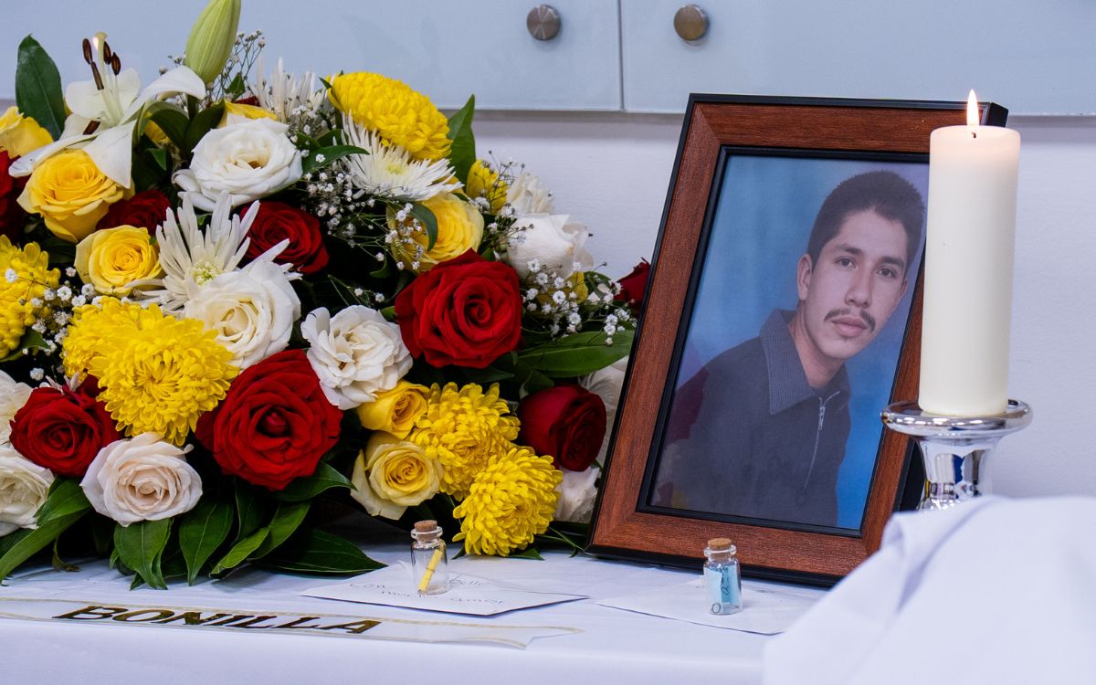 La historia de Mauricio González Bonilla refleja cómo la búsqueda humanitaria puede devolver respuestas después de años de incertidumbre. Desaparecido en 2008 y encontrado días después en aguas del río Magdalena como cuerpo no identificado, su identidad fue restablecida gracias al trabajo de la Unidad de Búsqueda de Personas dadas por Desaparecidas (UBPD), la Jurisdicción Especial para la Paz (JEP) y el Instituto Nacional de Medicina Legal. La entrega digna a su familia en Bogotá no solo cerró una larga espera, sino que también resignificó una historia marcada por uno de los escenarios más dolorosos del conflicto armado: los ríos utilizados para ocultar a las víctimas de la desaparición.