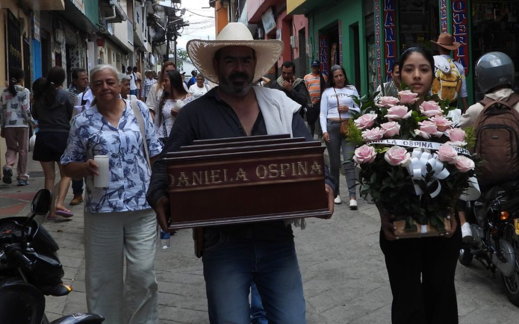 Tras dos décadas de incertidumbre, el amor inquebrantable de una hermana y una esposa logró vencer el olvido en Caldas. Gracias a la labor de la Unidad de Búsqueda de Personas dadas por Desaparecidas (UBPD), Daniela Ospina y Carlos Alberto Corrales regresaron dignamente a sus territorios, transformando el dolor de su búsqueda en un símbolo de esperanza para la región.