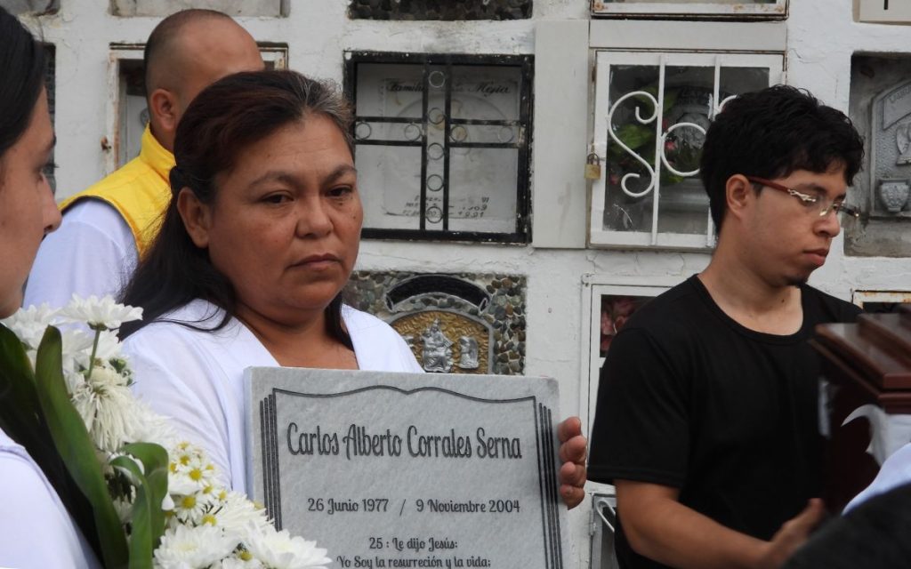 Tras dos décadas de incertidumbre, el amor inquebrantable de una hermana y una esposa logró vencer el olvido en Caldas. Gracias a la labor de la Unidad de Búsqueda de Personas dadas por Desaparecidas (UBPD), Daniela Ospina y Carlos Alberto Corrales regresaron dignamente a sus territorios, transformando el dolor de su búsqueda en un símbolo de esperanza para la región.