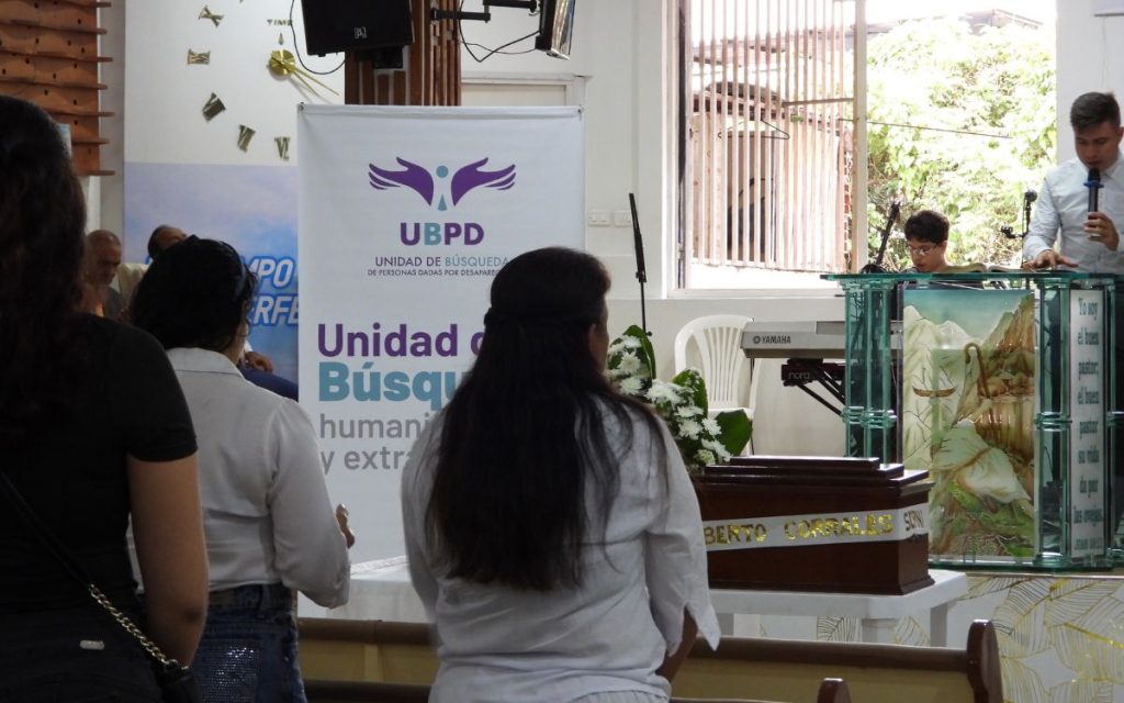 Tras dos décadas de incertidumbre, el amor inquebrantable de una hermana y una esposa logró vencer el olvido en Caldas. Gracias a la labor de la Unidad de Búsqueda de Personas dadas por Desaparecidas (UBPD), Daniela Ospina y Carlos Alberto Corrales regresaron dignamente a sus territorios, transformando el dolor de su búsqueda en un símbolo de esperanza para la región.