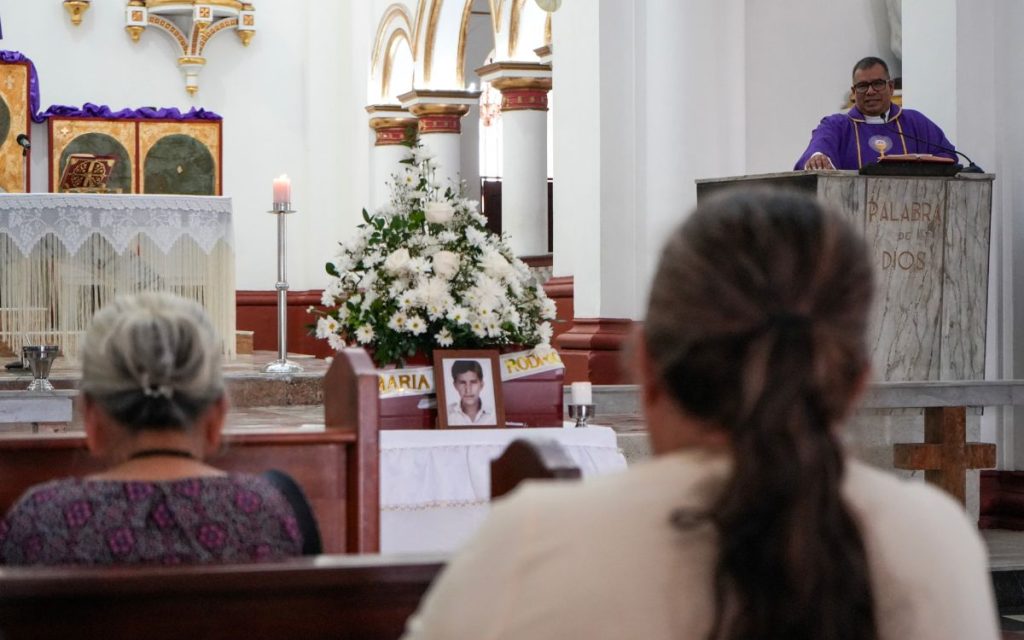 Tras años de incertidumbre, recuerdos y espera, la familia de Félix María pudo reencontrarse para despedirlo dignamente en el Cementerio Central de Florencia,  en Caquetá. La entrega digna, realizada por la Unidad de Búsqueda de Personas dadas por Desaparecidas (UBPD), permitió que su madre, hija, hermana y demás seres queridos se reunieran para honrar su memoria y cerrar, en parte, una larga búsqueda marcada por el dolor y la esperanza.