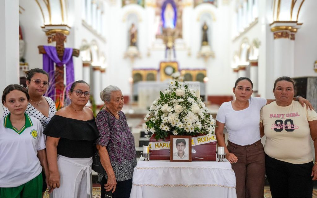 Tras años de incertidumbre, recuerdos y espera, la familia de Félix María pudo reencontrarse para despedirlo dignamente en el Cementerio Central de Florencia,  en Caquetá. La entrega digna, realizada por la Unidad de Búsqueda de Personas dadas por Desaparecidas (UBPD), permitió que su madre, hija, hermana y demás seres queridos se reunieran para honrar su memoria y cerrar, en parte, una larga búsqueda marcada por el dolor y la esperanza.
