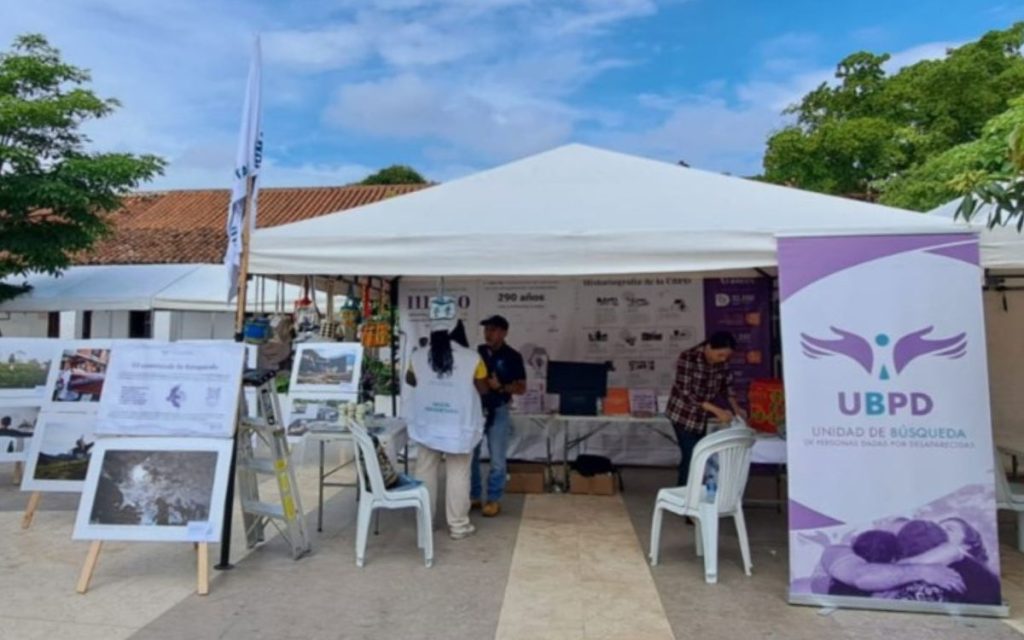 Cada recuerdo de una persona desaparecida es como una página de un libro que se lee a diario, hasta encontrar respuesta. Por ello, la Unidad de Búsqueda de Personas dadas por Desaparecidas (UBPD) invita a toda la ciudadanía vallenata, a comunidades de los pueblos vecinos y turistas a visitar el estand de la Búsqueda Humanitaria y Extrajudicial durante la cuarta Feria del Libro (FILVA) que se realizará los días 4, 5, 6 y 7 de junio en la Plaza Alfonso López de Valledupar. Será un espacio de encuentro, diálogo y construcción de esperanza para las familias que continúan buscando a sus seres queridos desaparecidos.