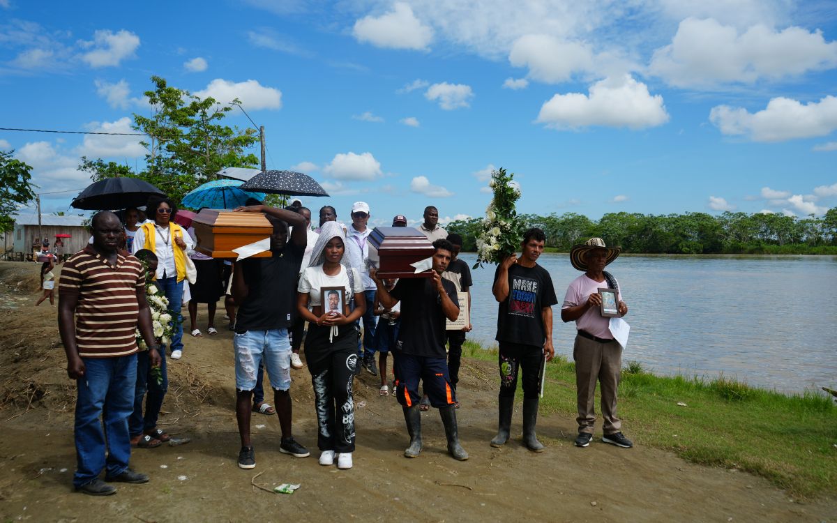 En abril de 1999, en el transcurso de tres días, la tranquilidad de las comunidades rurales de Ríociego, Arenal Medio, Las Delicias y Caño Seco, en el municipio chocoano de Riosucio, se vio interrumpida por hechos del conflicto armado. En aquel momento, varios hombres de la región fueron apartados de sus hogares y de sus seres queridos, comenzando una larga ausencia que marcó el territorio y sembró una incertidumbre que se prolongó por más de dos décadas en el seno de sus hogares.