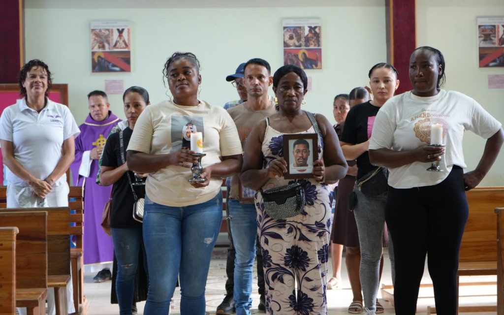 En abril de 1999, en el transcurso de tres días, la tranquilidad de las comunidades rurales de Ríociego, Arenal Medio, Las Delicias y Caño Seco, en el municipio chocoano de Riosucio, se vio interrumpida por hechos del conflicto armado. En aquel momento, varios hombres de la región fueron apartados de sus hogares y de sus seres queridos, comenzando una larga ausencia que marcó el territorio y sembró una incertidumbre que se prolongó por más de dos décadas en el seno de sus hogares.