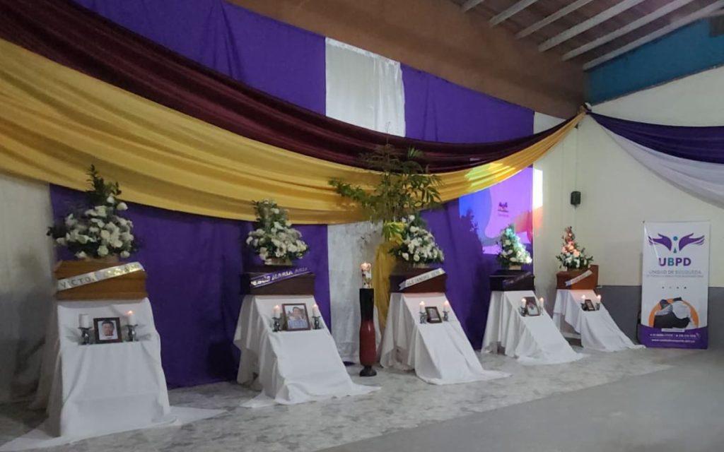 En abril de 1999, en el transcurso de tres días, la tranquilidad de las comunidades rurales de Ríociego, Arenal Medio, Las Delicias y Caño Seco, en el municipio chocoano de Riosucio, se vio interrumpida por hechos del conflicto armado. En aquel momento, varios hombres de la región fueron apartados de sus hogares y de sus seres queridos, comenzando una larga ausencia que marcó el territorio y sembró una incertidumbre que se prolongó por más de dos décadas en el seno de sus hogares.
