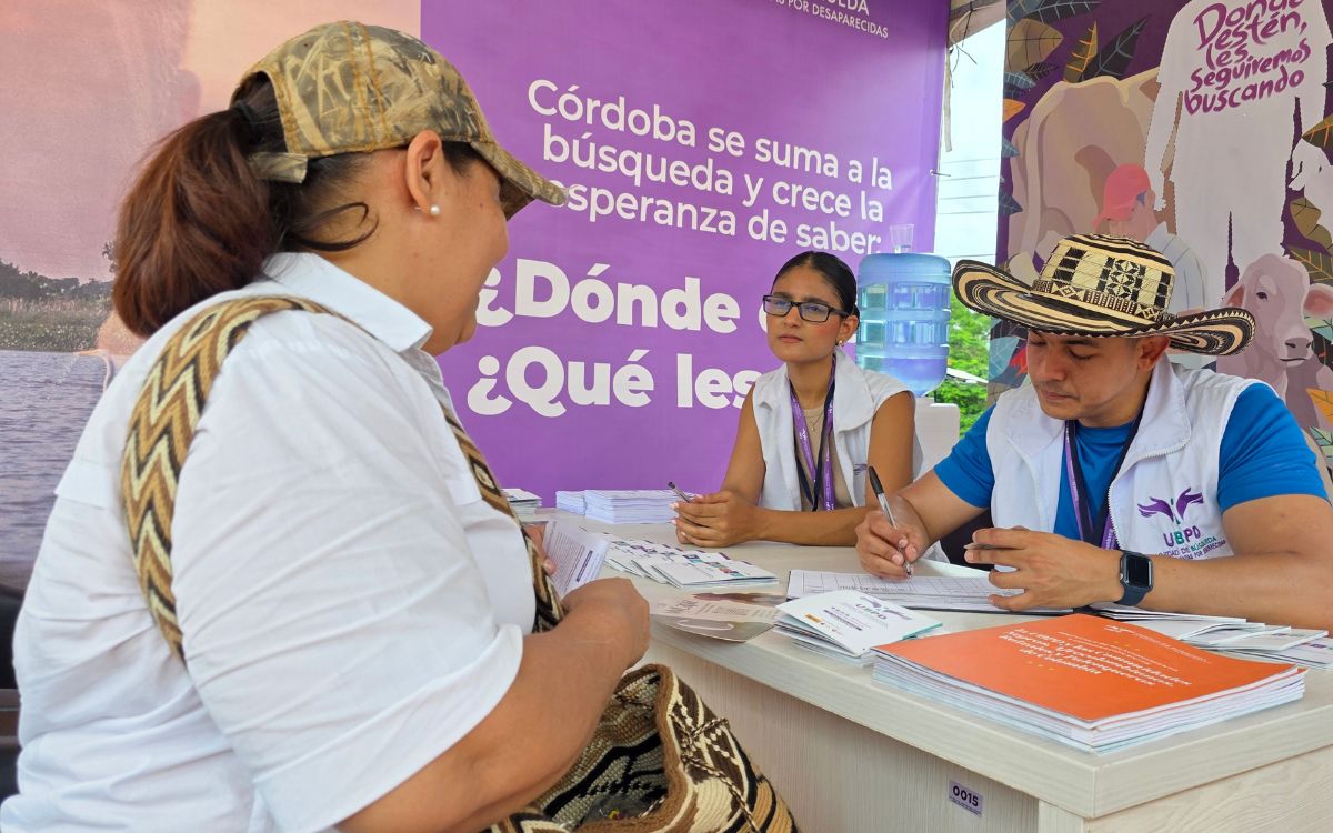 En el marco de la Feria Nacional de la Ganadería de Montería, en Córdoba, la Unidad de Búsqueda de Personas dadas por Desaparecidas (UBPD) llevó a cabo en la Carpa Académica de la Universidad Pontificia Bolivariana (UPB), en el Coliseo de Ferias Miguel Villamil Muñoz, una experiencia pionera en la articulación entre el Estado y el sector privado para la búsqueda de personas desaparecidas en Colombia.