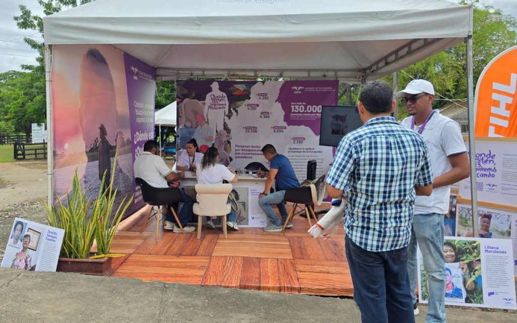 En el marco de la Feria Nacional de la Ganadería de Montería, en Córdoba, la Unidad de Búsqueda de Personas dadas por Desaparecidas (UBPD) llevó a cabo en la Carpa Académica de la Universidad Pontificia Bolivariana (UPB), en el Coliseo de Ferias Miguel Villamil Muñoz, una experiencia pionera en la articulación entre el Estado y el sector privado para la búsqueda de personas desaparecidas en Colombia.