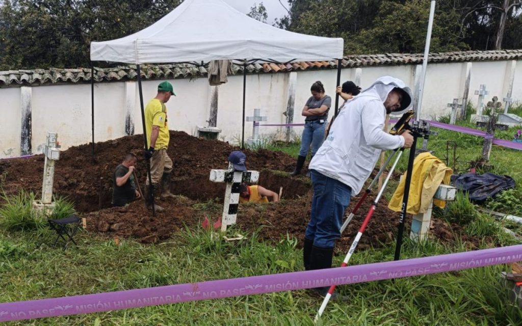 Con ese propósito, el equipo para Bogotá, Cundinamarca y Amazonas de la Unidad de Búsqueda de Personas dadas por Desaparecidas (UBPD) adelantó una misión de prospección en el cementerio parroquial de Gachetá, en el marco del Plan Regional de Búsqueda para el Suroriente de Cundinamarca. Durante la intervención, el equipo exploró tres áreas de inhumación en tierra y una bóveda, con el objetivo de verificar información asociada a personas desaparecidas en el contexto del conflicto armado.