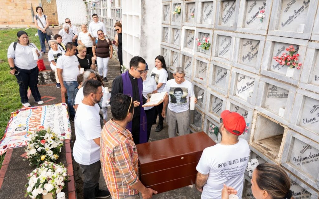 La historia de Óscar Avellaneda Rodríguez es la de una familia que nunca dejó de buscar. Desaparecido en 2007 en un caso relacionado con las ejecuciones extrajudiciales investigadas por la Jurisdicción Especial para la Paz (JEP), él permaneció durante años como cuerpo no identificado en el Cementerio Municipal de Aguazul, en Casanare. Gracias al trabajo articulado entre la Unidad de Búsqueda de Personas dadas por Desaparecidas (UBPD), la JEP, la Fiscalía General de la Nación y el Instituto Nacional de Medicina Legal, su identidad fue restablecida y regresó dignamente a sus seres queridos.