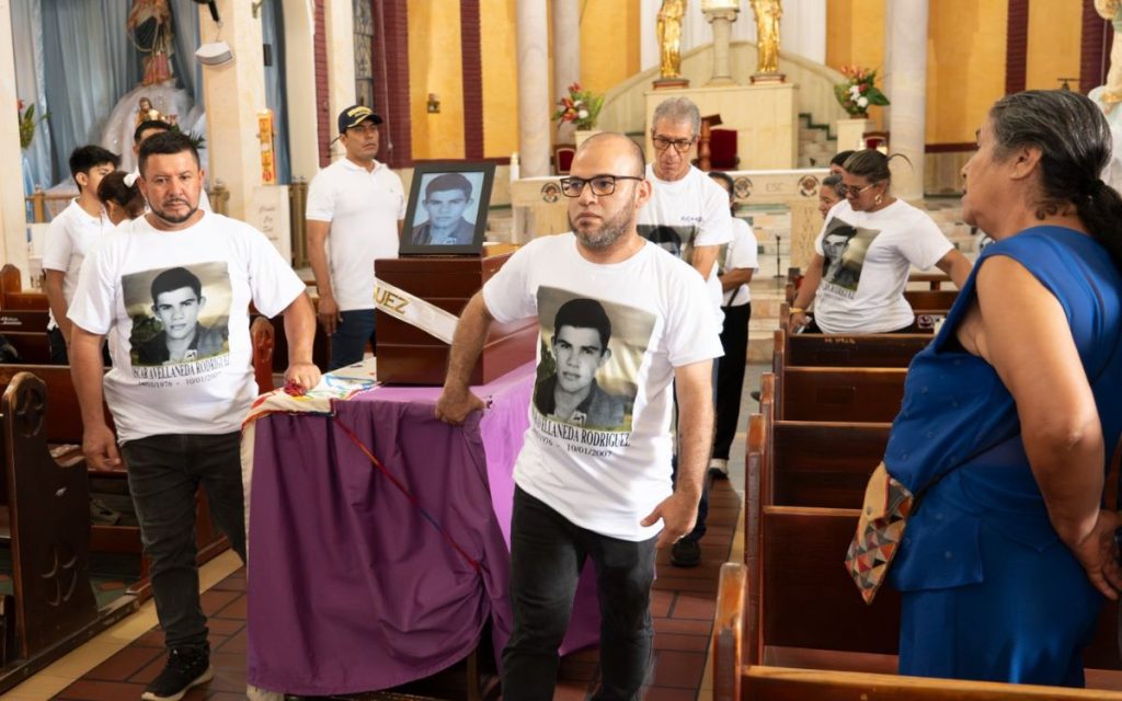 La historia de Óscar Avellaneda Rodríguez es la de una familia que nunca dejó de buscar. Desaparecido en 2007 en un caso relacionado con las ejecuciones extrajudiciales investigadas por la Jurisdicción Especial para la Paz (JEP), él permaneció durante años como cuerpo no identificado en el Cementerio Municipal de Aguazul, en Casanare. Gracias al trabajo articulado entre la Unidad de Búsqueda de Personas dadas por Desaparecidas (UBPD), la JEP, la Fiscalía General de la Nación y el Instituto Nacional de Medicina Legal, su identidad fue restablecida y regresó dignamente a sus seres queridos.