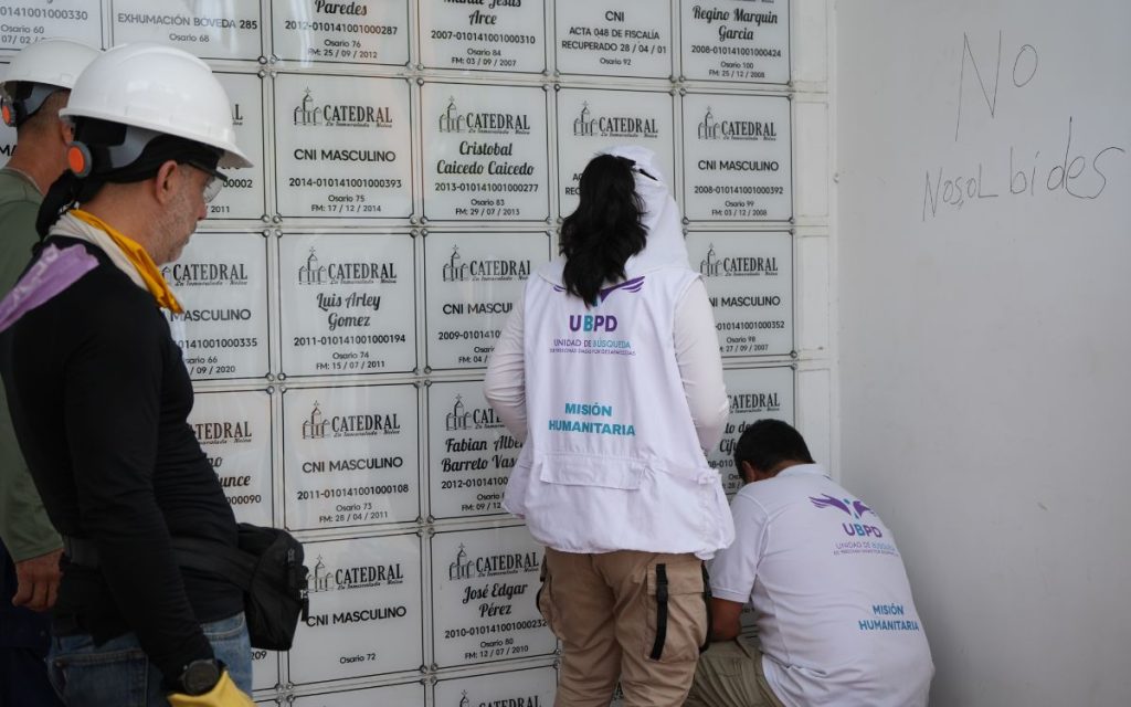 La Unidad de Búsqueda de Personas dadas por Desaparecidas (UBPD) realizó una nueva intervención humanitaria en el Cementerio Central de Neiva, en el Hiila, en la que recuperó seis cuerpos y adelantó estudios técnicos en cuatro osarios colectivos, con el propósito de seguir obteniendo información que permita avanzar en la búsqueda de personas desaparecidas.