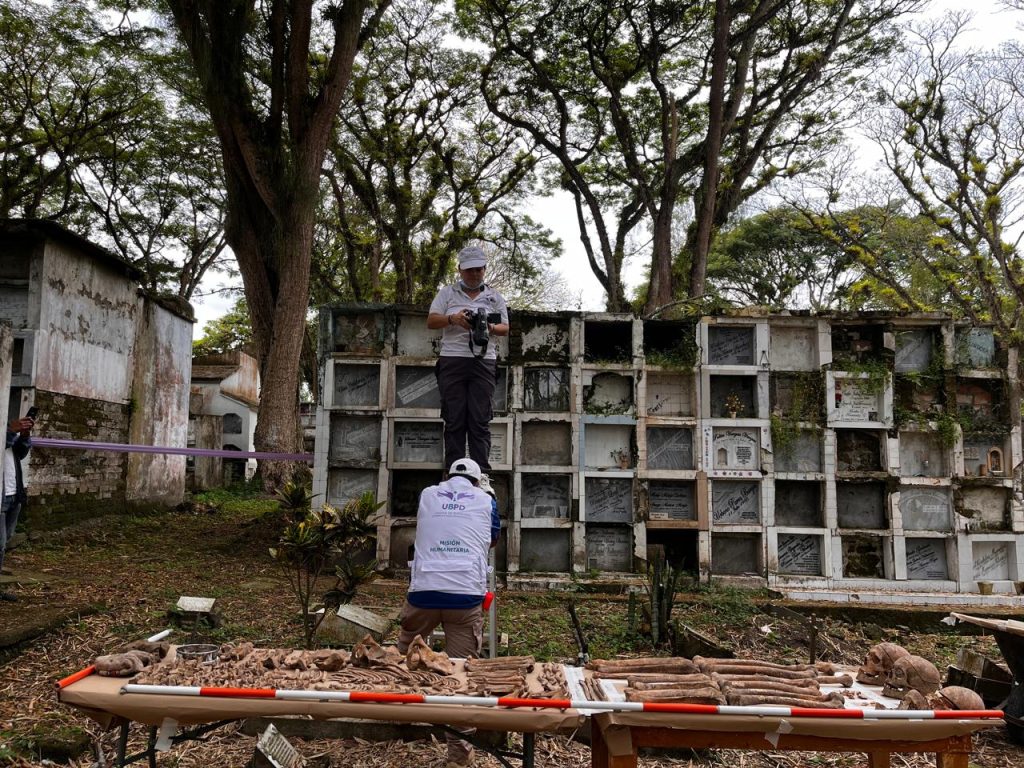 La Unidad de Búsqueda de Personas dadas por Desaparecidas (UBPD) intervino una bóveda ubicada en el Cementerio San Antonio de Padua de Pitalito, en el Huila, donde recuperó cuerpos que, de acuerdo con las investigaciones humanitarias y extrajudiciales, podrían corresponder a personas dadas por desaparecidas en el contexto y en razón del conflicto armado antes del 1 de diciembre de 2016.