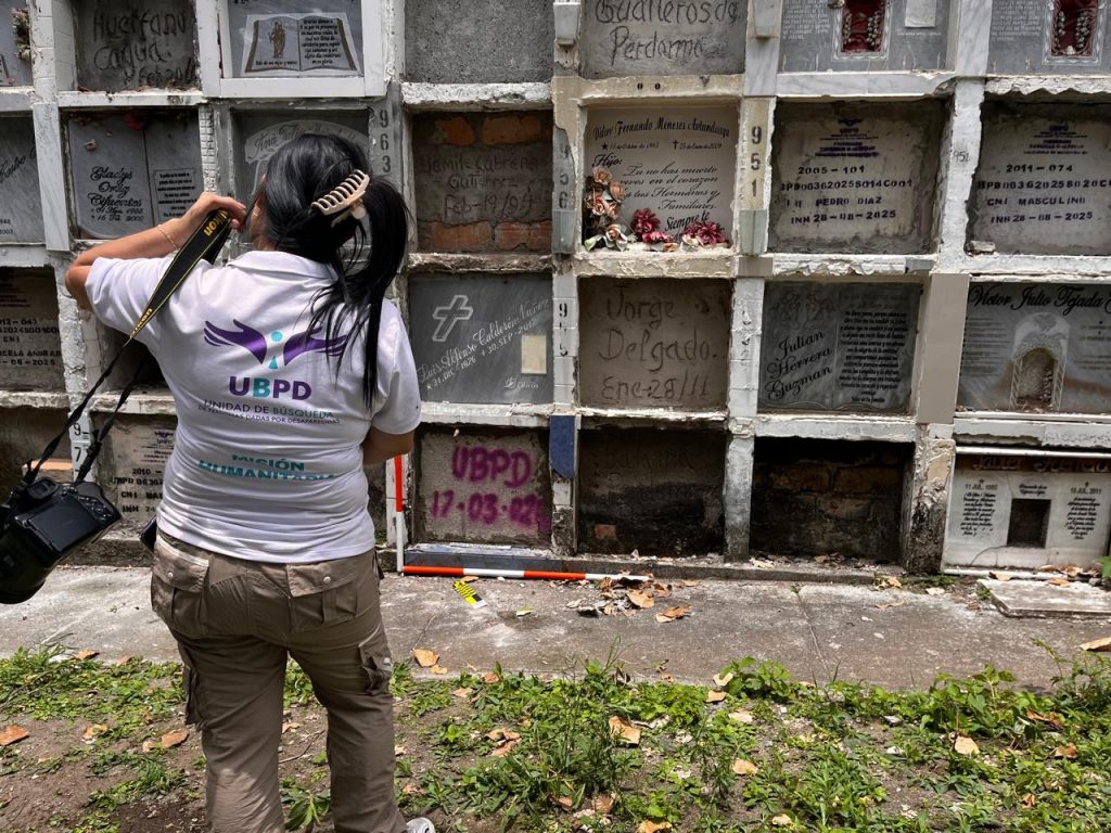 La Unidad de Búsqueda de Personas dadas por Desaparecidas (UBPD) intervino una bóveda ubicada en el Cementerio San Antonio de Padua de Pitalito, en el Huila, donde recuperó cuerpos que, de acuerdo con las investigaciones humanitarias y extrajudiciales, podrían corresponder a personas dadas por desaparecidas en el contexto y en razón del conflicto armado antes del 1 de diciembre de 2016.