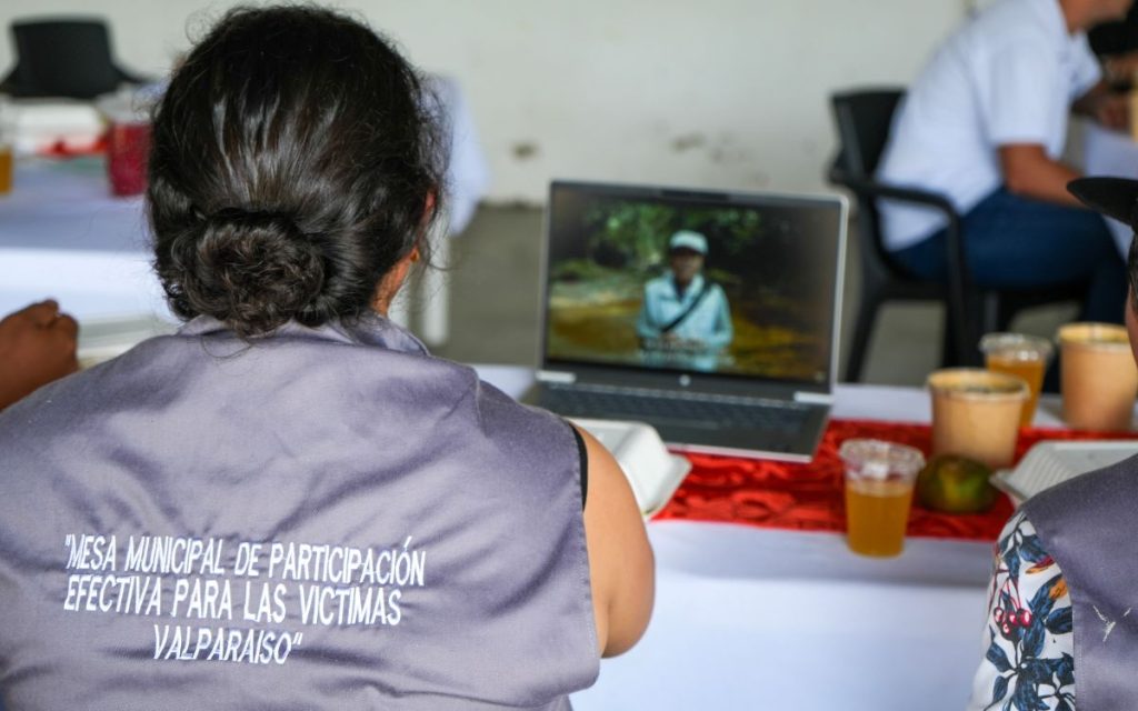 Con el propósito de fortalecer las acciones humanitarias de búsqueda de personas dadas por desaparecidas como consecuencia del conflicto armado y continuar construyendo rutas de trabajo, la Unidad de Búsqueda de Personas dadas por Desaparecidas (UBPD) desarrolló una jornada de diálogo y articulación en el municipio de Valparaíso, en Caquetá, en el marco de la estrategia "Pescando memorias para la búsqueda".