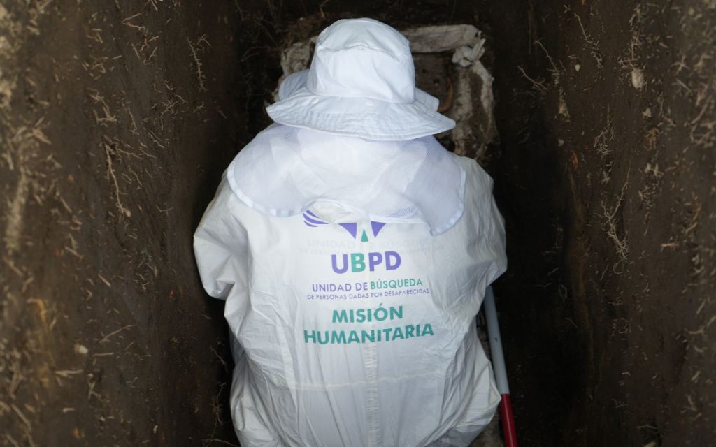 En el marco del despliegue territorial de la Unidad de Búsqueda de Personas dadas por Desaparecidas (UBPD), el equipo para Risaralda, Quindío y norte del Valle del Cauca llevó a cabo acciones humanitarias de recuperación de cuerpos en el parque cementerio Jardines de Armenia, la capital del Quindío. Las labores permitieron recuperar las estructuras óseas de dos personas que desaparecieron hace casi dos décadas cuyos nombres e identidades estaban vinculados a solicitudes de búsqueda vigentes ante la UBPD.