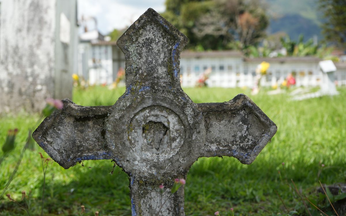 En el marco del despliegue territorial de la Unidad de Búsqueda de Personas dadas por Desaparecidas (UBPD), el equipo para Risaralda, Quindío y norte del Valle del Cauca llevó a cabo acciones humanitarias de recuperación de cuerpos en el parque cementerio Jardines de Armenia, la capital del Quindío. Las labores permitieron recuperar las estructuras óseas de dos personas que desaparecieron hace casi dos décadas cuyos nombres e identidades estaban vinculados a solicitudes de búsqueda vigentes ante la UBPD.