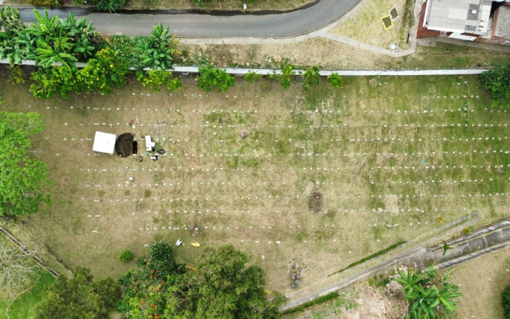 En el marco del despliegue territorial de la Unidad de Búsqueda de Personas dadas por Desaparecidas (UBPD), el equipo para Risaralda, Quindío y norte del Valle del Cauca llevó a cabo acciones humanitarias de recuperación de cuerpos en el parque cementerio Jardines de Armenia, la capital del Quindío. Las labores permitieron recuperar las estructuras óseas de dos personas que desaparecieron hace casi dos décadas cuyos nombres e identidades estaban vinculados a solicitudes de búsqueda vigentes ante la UBPD.