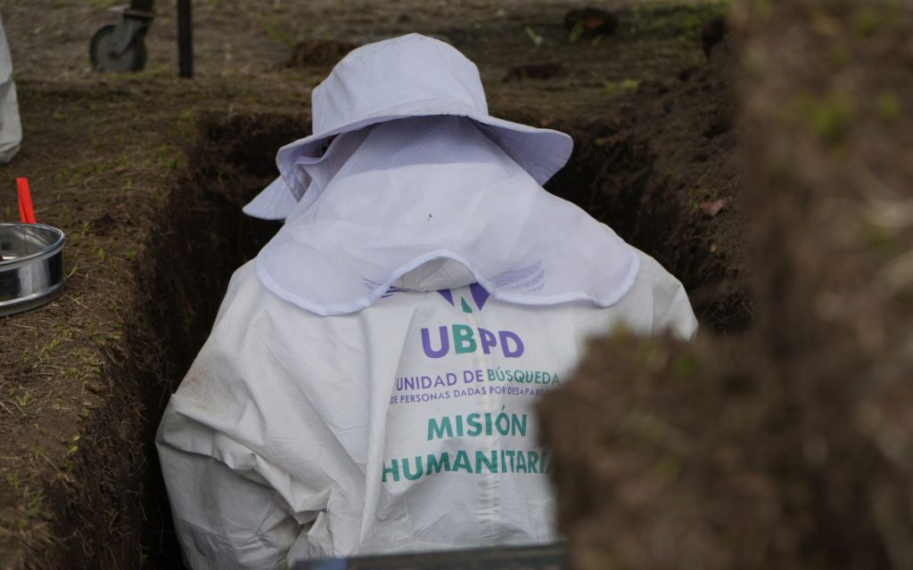 En el marco del despliegue territorial de la Unidad de Búsqueda de Personas dadas por Desaparecidas (UBPD), el equipo para Risaralda, Quindío y norte del Valle del Cauca llevó a cabo acciones humanitarias de recuperación de cuerpos en el parque cementerio Jardines de Armenia, la capital del Quindío. Las labores permitieron recuperar las estructuras óseas de dos personas que desaparecieron hace casi dos décadas cuyos nombres e identidades estaban vinculados a solicitudes de búsqueda vigentes ante la UBPD.