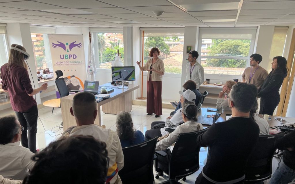 Durante cuatro días, la Unidad de Búsqueda abrió un espacio de intercambio de conocimientos para explorar cómo las tecnologías inmersivas pueden fortalecer los procesos de formación, investigación y relacionamiento con las familias y comunidades que participan en la búsqueda.