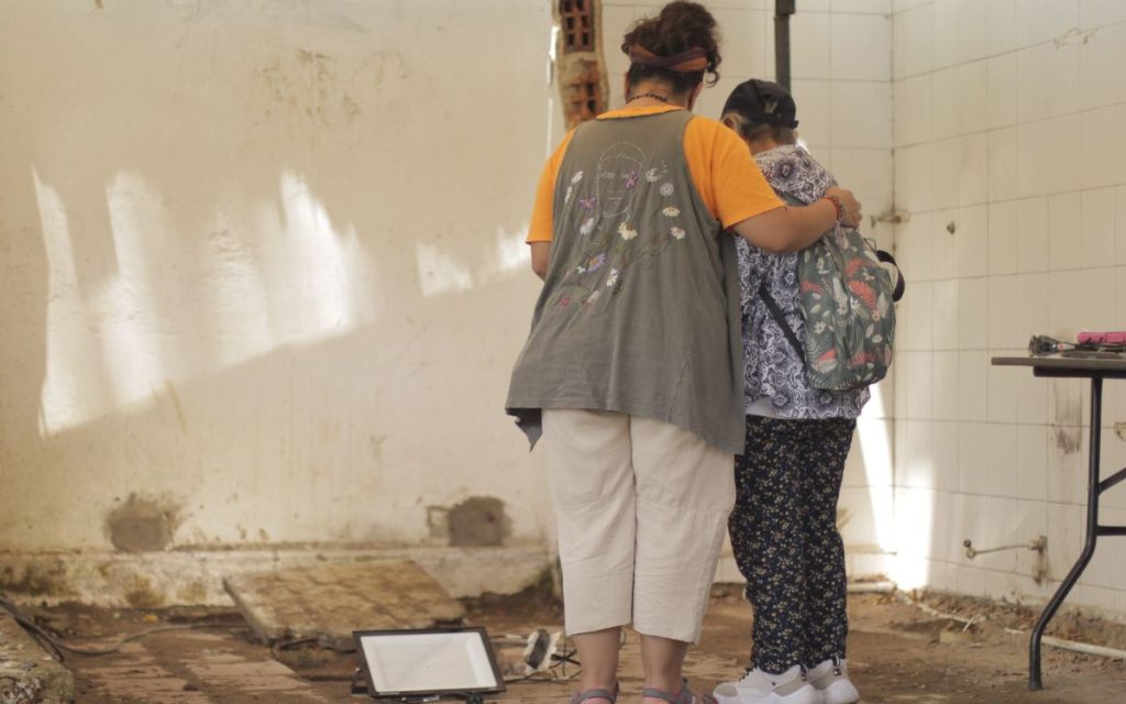 Han pasado 31 años desde que John Ricardo Ubaté y Gloria Mireya Bogotá desaparecieron una tarde, a plena luz del día y ante la vista de muchas personas. En una zona concurrida de Cali, en el Valle del Cauca, fueron abordados por hombres en dos motocicletas y una camioneta azul oscura a la que les obligaron a entrar. Muchos presenciaron el hecho, pero nadie dijo nada, salvo algunos reportes a la Policía por el forcejeo entre los hombres armados, que se mezclaba con los gritos de John y Gloria mencionando sus nombres. Eran épocas de violencia intensa en la ciudad, donde el narcotráfico y los grupos armados protagonizaban horrores en las calles.