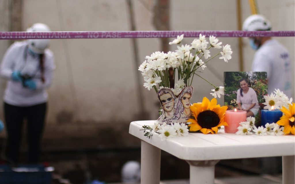 Han pasado 31 años desde que John Ricardo Ubaté y Gloria Mireya Bogotá desaparecieron una tarde, a plena luz del día y ante la vista de muchas personas. En una zona concurrida de Cali, en el Valle del Cauca, fueron abordados por hombres en dos motocicletas y una camioneta azul oscura a la que les obligaron a entrar. Muchos presenciaron el hecho, pero nadie dijo nada, salvo algunos reportes a la Policía por el forcejeo entre los hombres armados, que se mezclaba con los gritos de John y Gloria mencionando sus nombres. Eran épocas de violencia intensa en la ciudad, donde el narcotráfico y los grupos armados protagonizaban horrores en las calles. 