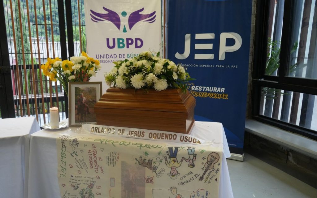 La Unidad de Búsqueda de Personas dadas por Desaparecidas (UBPD) acompañó durante los últimos días cuatro ceremonias de entrega digna en los municipios de Dabeiba y Apartadó, en Antioquia. Los cuerpos de cuatro hombres, recuperados por la Jurisdicción Especial para la Paz (JEP), fueron inhumados en presencia de sus familias, quienes esperaron más de 20 años para darles sepultura.