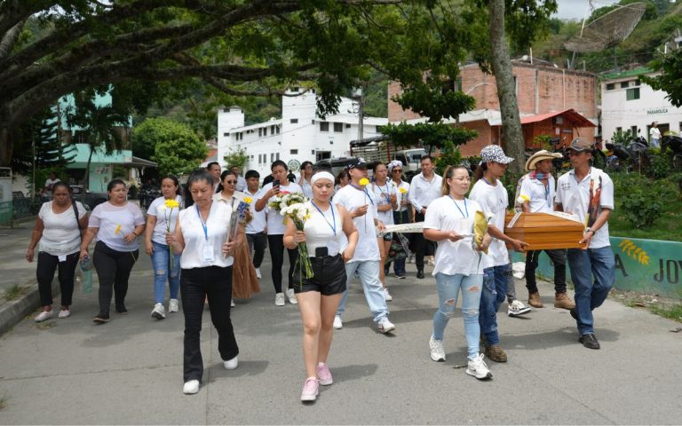 Cuatro familias reciben a sus seres queridos en ceremonias de entrega digna en Dabeiba y Apartadó