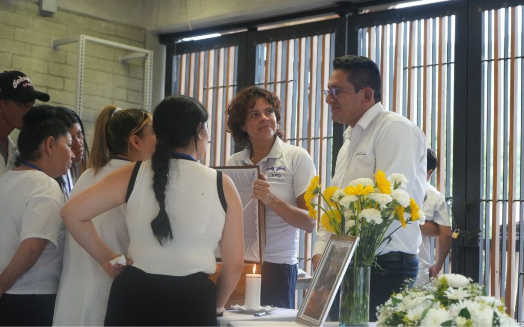 La Unidad de Búsqueda de Personas dadas por Desaparecidas (UBPD) acompañó durante los últimos días cuatro ceremonias de entrega digna en los municipios de Dabeiba y Apartadó, en Antioquia. Los cuerpos de cuatro hombres, recuperados por la Jurisdicción Especial para la Paz (JEP), fueron inhumados en presencia de sus familias, quienes esperaron más de 20 años para darles sepultura.
