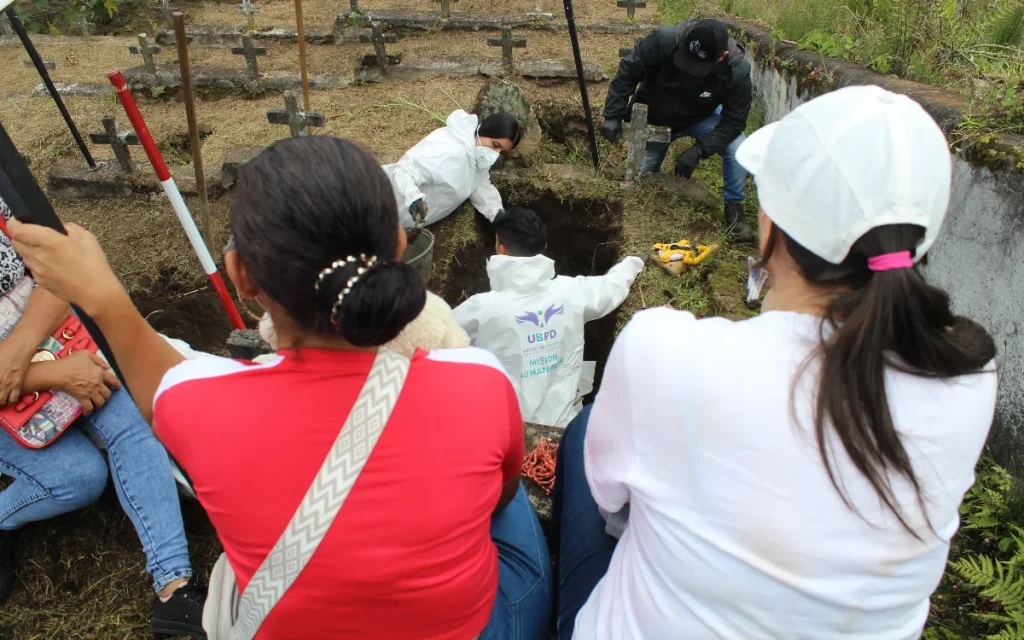 En un hecho sin precedentes para la capital de Caldas, la Unidad de Búsqueda de Personas dadas por Desaparecidas (UBPD) culminó con éxito la primera intervención forense en el cementerio San Esteban de Manizales, la cual permitió recuperar cinco cuerpos de personas dadas por desaparecidas en hechos del conflicto armado que ahora se encuentran en proceso de identificación.