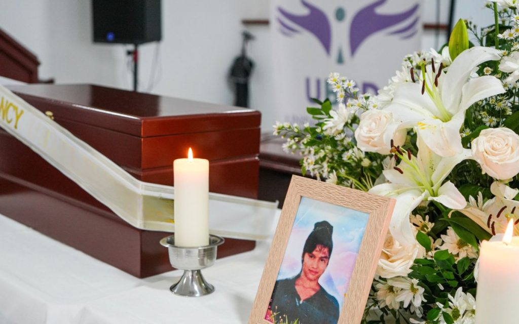 Esa búsqueda persistente, liderada por su madre y acompañada por sus hermanos y hermanas, permitió que la familia pudiera despedir dignamente a Nancy en Florencia, en Caquetá, durante una ceremonia realizada por la Unidad de Búsqueda de Personas dadas por Desaparecidas (UBPD), en articulación con la Jurisdicción Especial para la Paz (JEP) y el Instituto Nacional de Medicina Legal y Ciencias Forenses, en un acto de reconocimiento a su memoria y de alivio frente a más de dos décadas de incertidumbre.