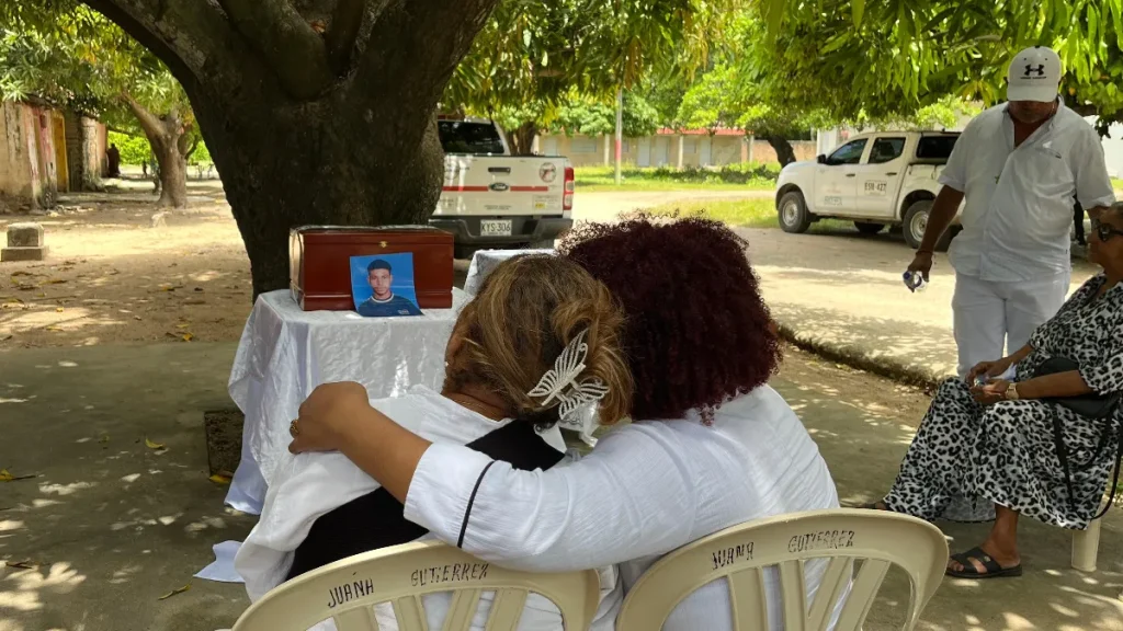 En Valledupar, 1.072 familias buscan a sus seres queridos que desaparecieron en el contexto del conflicto armado. Si a esta cifra se suman las personas desaparecidas en el departamento del Cesar, el dato se incrementa a 4.645 personas. A la par, en los 15 municipios del departamento vecino, La Guajira, 1.270 familias viven con la incertidumbre de no conocer el paradero de sus desaparecidos. Estas cifras salen del universo nacional que asciende a 137.00, según registros de la Unidad de Búsqueda de Personas dadas por Desaparecidas (UBPD), entidad rectora de la búsqueda humanitaria, extrajudicial y confidencial en Colombia.
